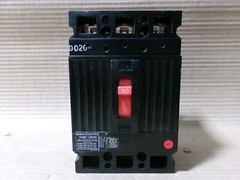 GE THED THED136030 3 Pole 30 Amp 600v Black Circuit Breaker Flaw #1